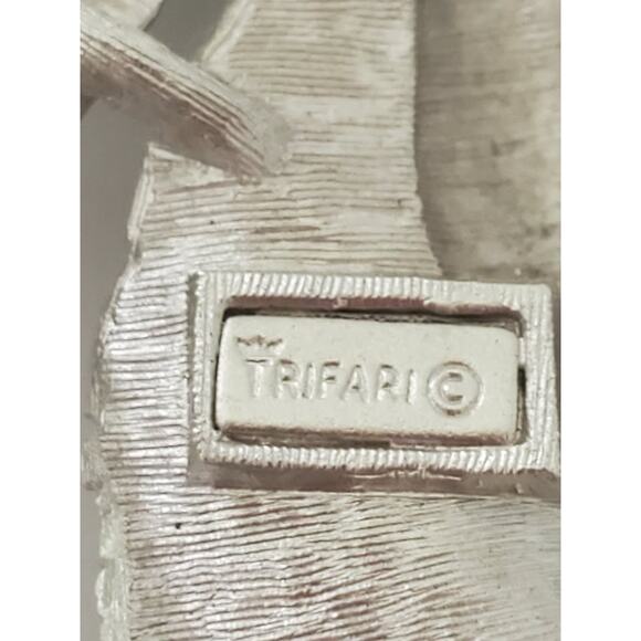 Vintage Mid-Century Crown Trifari Leaf Brooch - Picture 2 of 5